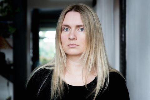 Eine junge Frau mit langen Haaren blickt in die Kamera. Es ist Elina Penner, die den Debütroman "Nachtbeeren" geschrieben hat