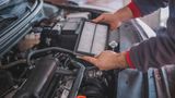 Luftfilter auswechseln    Natürlich sollte ein Wagen regelmäßig gewartet werden, wenn nötig, sollte auch der Luftfiltereinsatz ausgetauscht werden. Geschieht das regelmäßig, kann man leider keine weitere Verbesserung durch frische Filter erwarten. Moderne Maschinen messen die einströmende Luft und versorgen sich automatisch mit der optimalen Menge. Die Zeiten, als sich der Filter langsam vollsetzte und dann den Vergaser strangulierte, sind vorbei. Ausnahme: Uraltfahrzeuge, bei denen seit Jahren niemand unter die Haube geschaut hat.  Fazit: Ein Tipp aus der Steinzeit. Konnte früher helfen, inzwischen ist die Technik darüber hinweg.