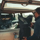 Ausmisten – Gewicht reduzieren!  Überall hört man, die Wagen würden so viel verbrauchen, weil sie so schwer geworden sind. Stimmt! Am Design des Fahrzeugs kann man zwar nichts ändern, aber man kann zusätzliches Gewicht über Bord gehen lassen. Aufräumen schadet nicht, und in manchem Handschuhfach liegen Dinge, von deren Existenz man gar nichts mehr wissen möchte. Doch selbst ein Riesenhaufen Krimskrams bringt leider kein signifikantes Gewicht auf die Waage.  Als Faustformel gilt, dass 100 kg Mehrgewicht den Verbrauch um 0,3 bis 0,5 Liter nach oben treiben. Mehr als 10 kg Ballast an Sonnenbrillen und Cds schleppt der schlimmste Messie nicht mit sich herum. Wer sich also darüber den Kopf zerbricht, ob ein Regenschirm, eine Sonnenbrille oder ein zweites Paar Schuhe wirklich mit auf die Reise müssen, engagiert sich am falschen Ende.  Da könnte man besser selbst ein paar Pfund abnehmen, da freut sich die Gesundheit, und man hat auch Gewicht reduziert. Oder man könnte auch immer nur zehn Liter tanken, dann hat man sogar bis zu 50 Kg eingespart.  Fazit: Ein theoretische Weisheit, die praktisch nichts bringt. Es sei denn, man fährt mit einem Kofferraum voller Zement durch die Lande.