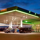 Teuer tanken!    Fast alle Hersteller bieten inzwischen einen Edel-Sprit an, der angeblich den Verbrauch senken soll. Fakt ist, dass die Mehrausgabe sich leider nicht über den möglichen Minderverbrauch rechnet. So traurig es ist, man zahlt drauf. Die Edel-Sorten sollen überdies den Motor schonen, das Ego streicheln und besonders souveräne Kraftentfaltung ermöglichen. Wer daran glaubt, kann gern ein wenig tiefer in die Tasche greifen.  Fazit: Nicht immer alles glauben. Geldsparen lässt sich an der teuersten Säule nicht.