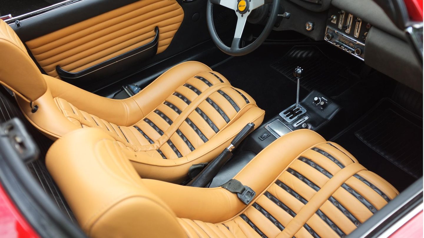 Benzinsparen: Auskuppel und rollen lassen! Auch ein Tipp aus der Autosteinzeit. Ein Vergaser saugt auch dann Sprit, wenn der Wagen nur noch ausrollt. Nur - mit dieser Technik arbeiten nur noch echte Oldtimer, eine moderne Einspritzanlage stoppt die Spritzufuhr, wenn keine Last anliegt. Im Prinzip würde der Wagen etwas weiter rollen, wenn der Antriebsstrang durch die Kupplung getrennt wird. Aber das hat nur eine minimale Auswirkung auf den Verbrauch. Unter dem Gesichtspunkt der Sicherheit und der Beherrschung des Fahrzeugs sollte man die Kupplung besser so kurz wie möglich durchtreten. Auskuppel und rollen lassen! Auch ein Tipp aus der Autosteinzeit. Ein Vergaser saugt auch dann Sprit, wenn der Wagen nur noch ausrollt. Nur - mit dieser Technik arbeiten nur noch echte Oldtimer, eine moderne Einspritzanlage stoppt die Spritzufuhr, wenn keine Last anliegt. Im Prinzip würde der Wagen etwas weiter rollen, wenn der Antriebsstrang durch die Kupplung getrennt wird. Aber das hat nur eine minimale Auswirkung auf den Verbrauch. Unter dem Gesichtspunkt der Sicherheit und der Beherrschung des Fahrzeugs sollte man die Kupplung besser so kurz wie möglich durchtreten.