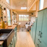 Die großen Fensterflächen öffnen den kleinen Raum. Sie erfodern aber auch eine entsprechende Umgebung.