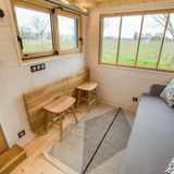 Wenn der Tisch aus Eiche eingeklappt ist, kann sich die Couch in ein Gästebett verwandeln.