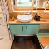 Das Bad hat eine relativ große Dusche.