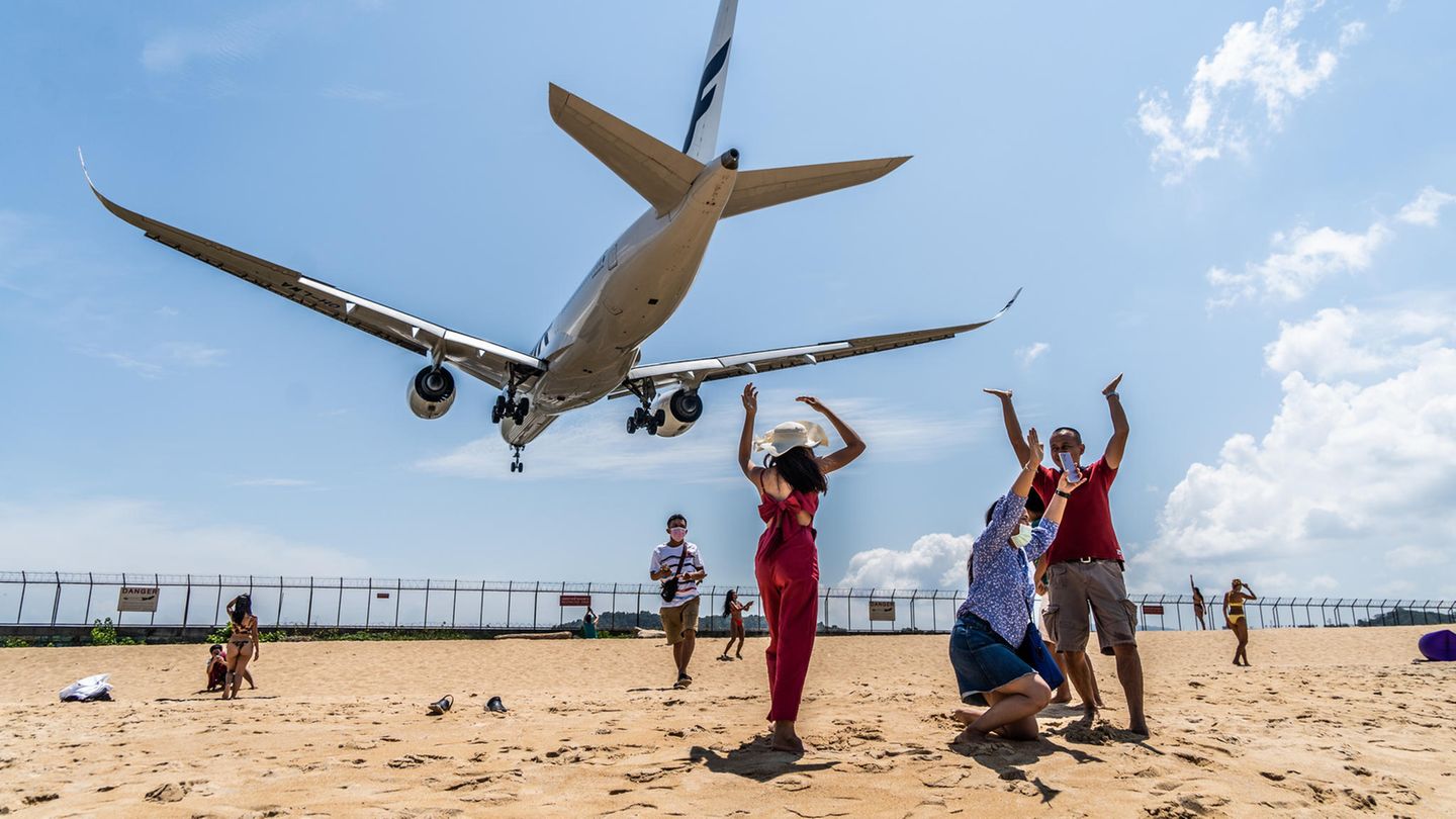 Thailand: No money, no flights – Russian tourists are stuck