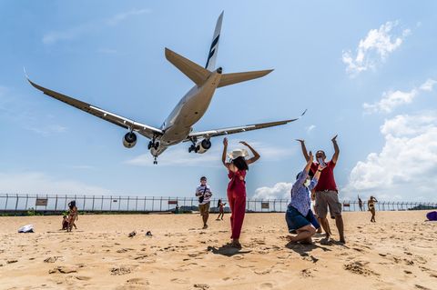 Eine Finnair-Maschine aus Helsinki beim Landeanflug auf den internationalen Flughafen von Phuket, Thailand