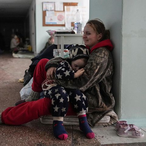 Liveblog - Weinende Frau mit ihrem Kind in einem Krankenhaus in Mariupol