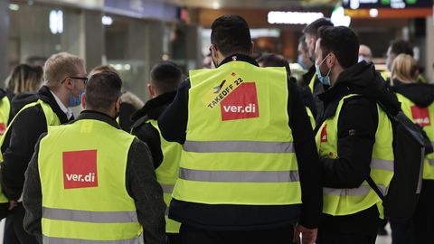 Symbolfoto für Streik: Eine Gruppe Streikender mit gelbe Ver.di-Westen steht im Köln-Bonn-Airport