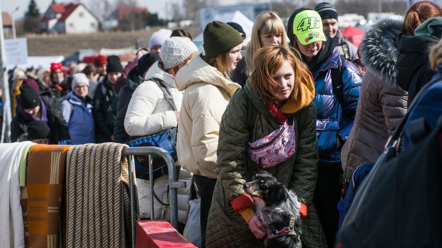 Einfach nur raus: Flüchtlinge warten in Polen auf eine Reisemöglichkeit nach Przemysl. Weltweit gibt es Anteilnahme an der Flüchtlingswelle aus der Ukraine – mit einer besonderen Geschichte in Israel.