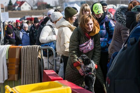 Einfach nur raus: Flüchtlinge warten in Polen auf eine Reisemöglichkeit nach Przemysl. Weltweit gibt es Anteilnahme an der Flüchtlingswelle aus der Ukraine – mit einer besonderen Geschichte in Israel.