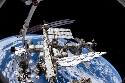 Die ISS über der Erde