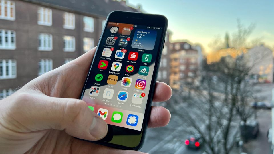 In großen Händen wie meinen wirkt das iPhone SE mit seinen 4,7 Zoll mittlerweile recht klein