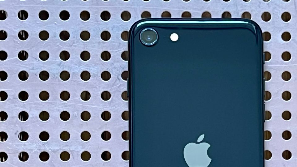 Die schlichte Glas-Rückseite ziert nur die im Vergleich zu den iPhone-13-Modellen recht kleine Kamera-Line. Hier schön zu sehen: Die Glasrückseite der Farbvariante "Mitternacht" ist nicht satt schwarz, sondern hat einen hübschen Blaustich.