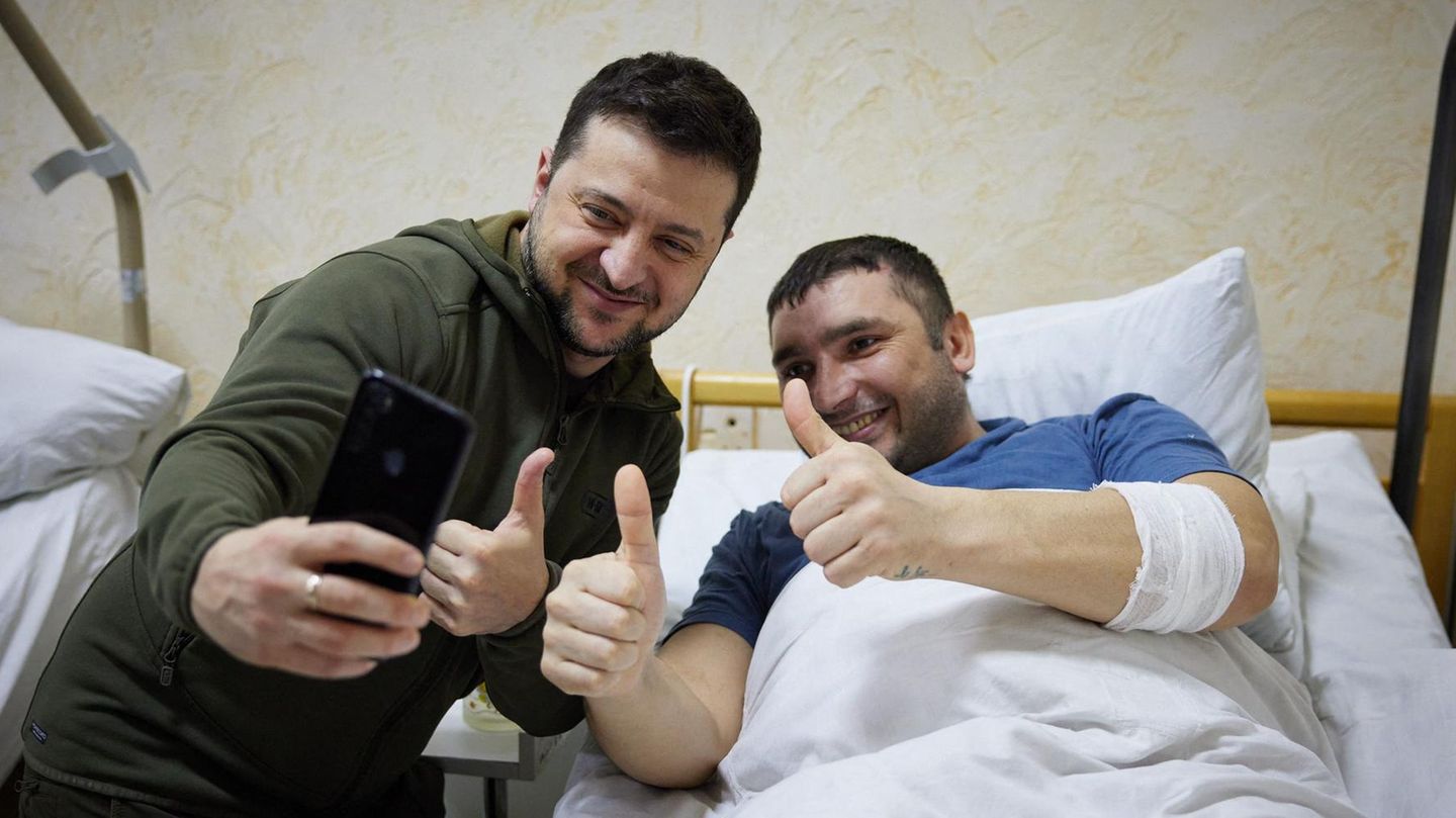 Ukraine-Präsident Selenskyj macht ein Selfie mit einem verwundeten Soldaten