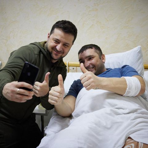 Ukraine-Präsident Selenskyj macht ein Selfie mit einem verwundeten Soldaten