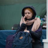 Vira aus Lwiw telefoniert kurz hinter dem Grenzübergang von der Ukraine nach Polen