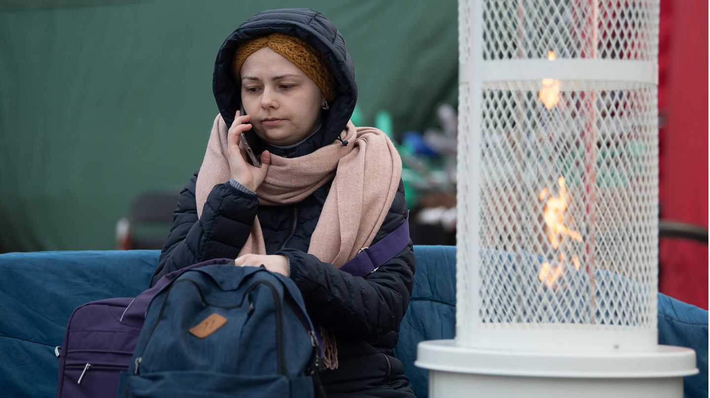 Vira aus Lwiw telefoniert kurz hinter dem Grenzübergang von der Ukraine nach Polen