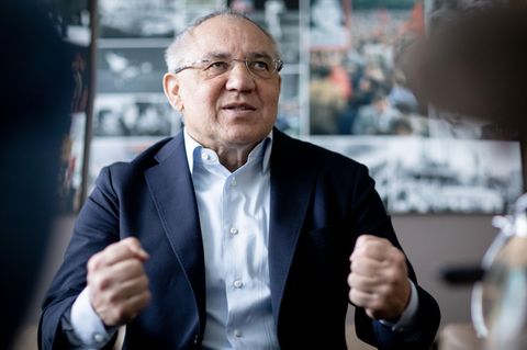 Felix Magath mit geballten Fäusten