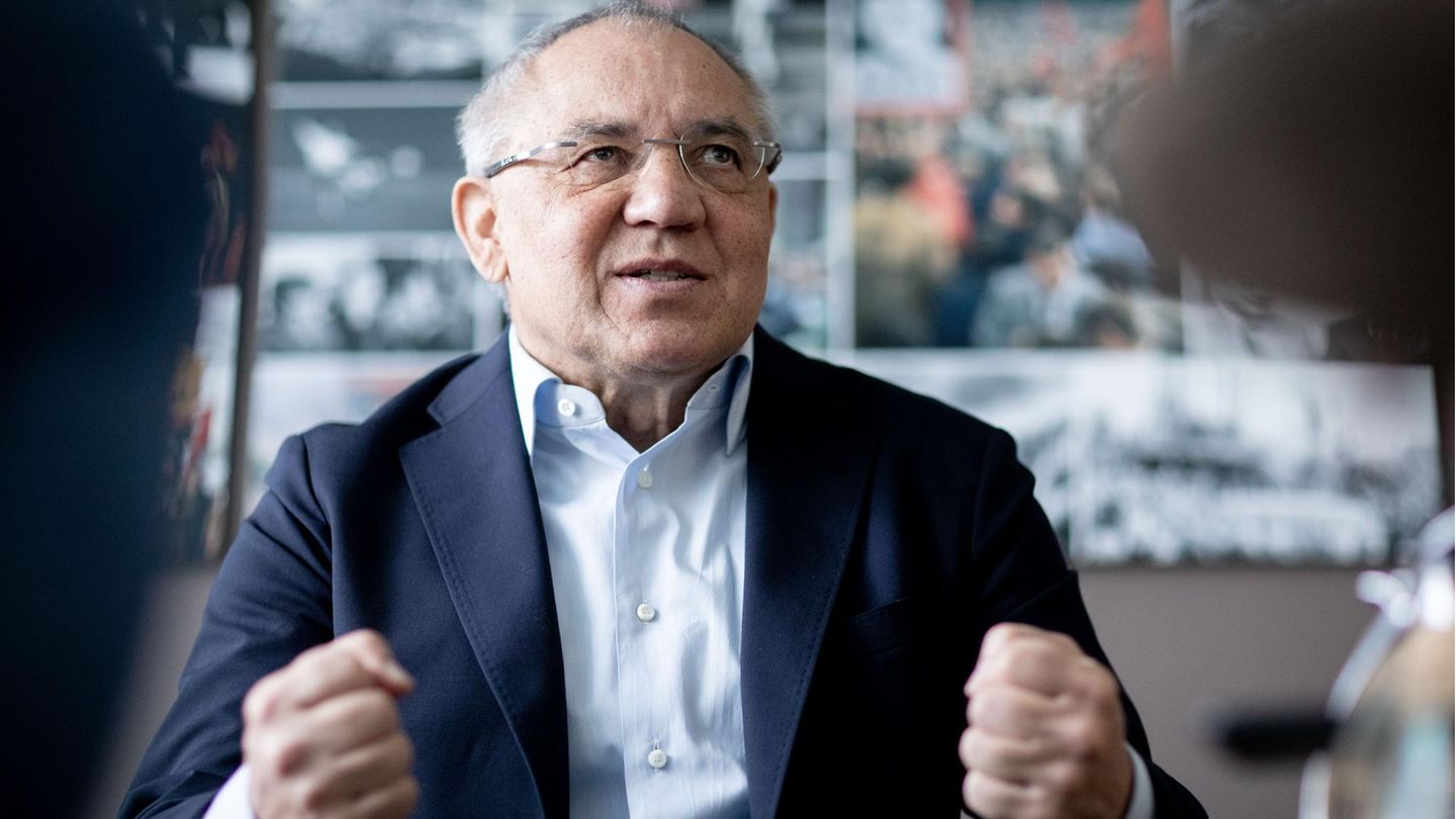 Felix Magath mit geballten Fäusten