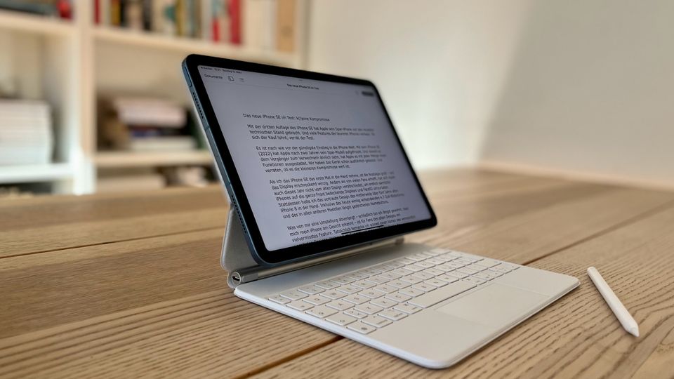 Mit M1-Chip: Das schicke Magic Keyboard des Vorgängers lässt sich auch am iPad Air der fünften Generation weiter benutzen Das schicke Magic Keyboard des Vorgängers lässt sich auch am iPad Air der fünften Generation weiter benutzen