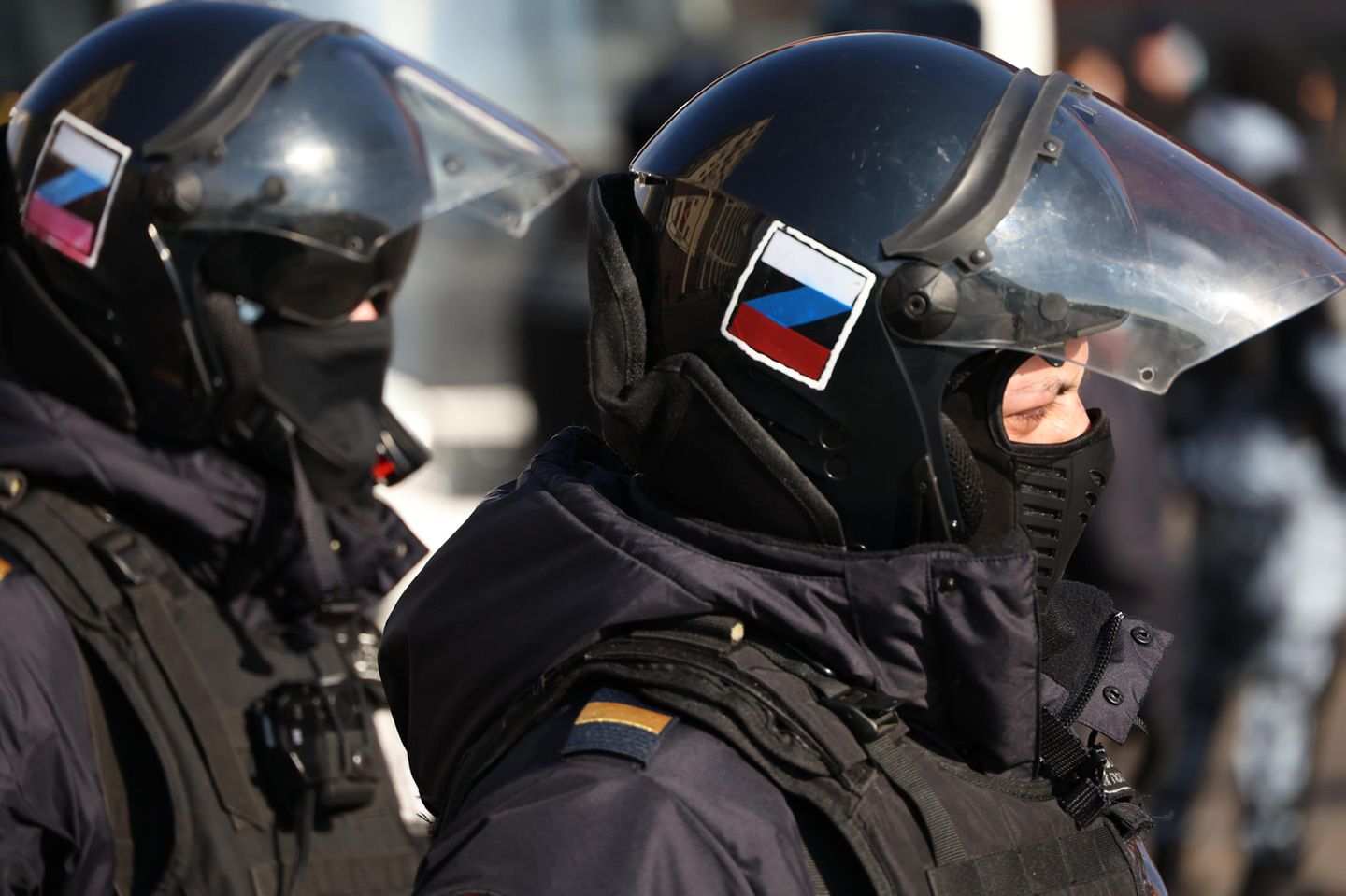 Anti-Kriegs-Proteste : Das Z ist zu einem bizarren Symbol des Putin-Kriegs geworden. Der lateinische Buchstabe ziert nun auch die Helme mancher Einsatzkräfte, die gegen friedliche Demonstranten vorgehen. Diejenigen, die das neue Symbol tragen, werden belohnt. Alle anderen bestraft. Mehr zu der Kampagne, die das Z zum Symbol des Kriegs in der Ukraine gemacht hat, lesen Sie hier. Das Z ist zu einem bizarren Symbol des Putin-Kriegs geworden. Der lateinische Buchstabe ziert nun auch die Helme mancher Einsatzkräfte, die gegen friedliche Demonstranten vorgehen. Diejenigen, die das neue Symbol tragen, werden belohnt. Alle anderen bestraft. Mehr zu der Kampagne, die das Z zum Symbol des Kriegs in der Ukraine gemacht hat, lesen Sie hier.