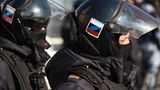 Das Z ist zu einem bizarren Symbol des Putin-Kriegs geworden. Der lateinische Buchstabe ziert nun auch die Helme mancher Einsatzkräfte, die gegen friedliche Demonstranten vorgehen. Diejenigen, die das neue Symbol tragen, werden belohnt. Alle anderen bestraft.   Mehr zu der Kampagne, die das Z zum Symbol des Kriegs in der Ukraine gemacht hat, lesen Sie hier. 