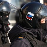 Das Z ist zu einem bizarren Symbol des Putin-Kriegs geworden. Der lateinische Buchstabe ziert nun auch die Helme mancher Einsatzkräfte, die gegen friedliche Demonstranten vorgehen. Diejenigen, die das neue Symbol tragen, werden belohnt. Alle anderen bestraft.   Mehr zu der Kampagne, die das Z zum Symbol des Kriegs in der Ukraine gemacht hat, lesen Sie hier. 