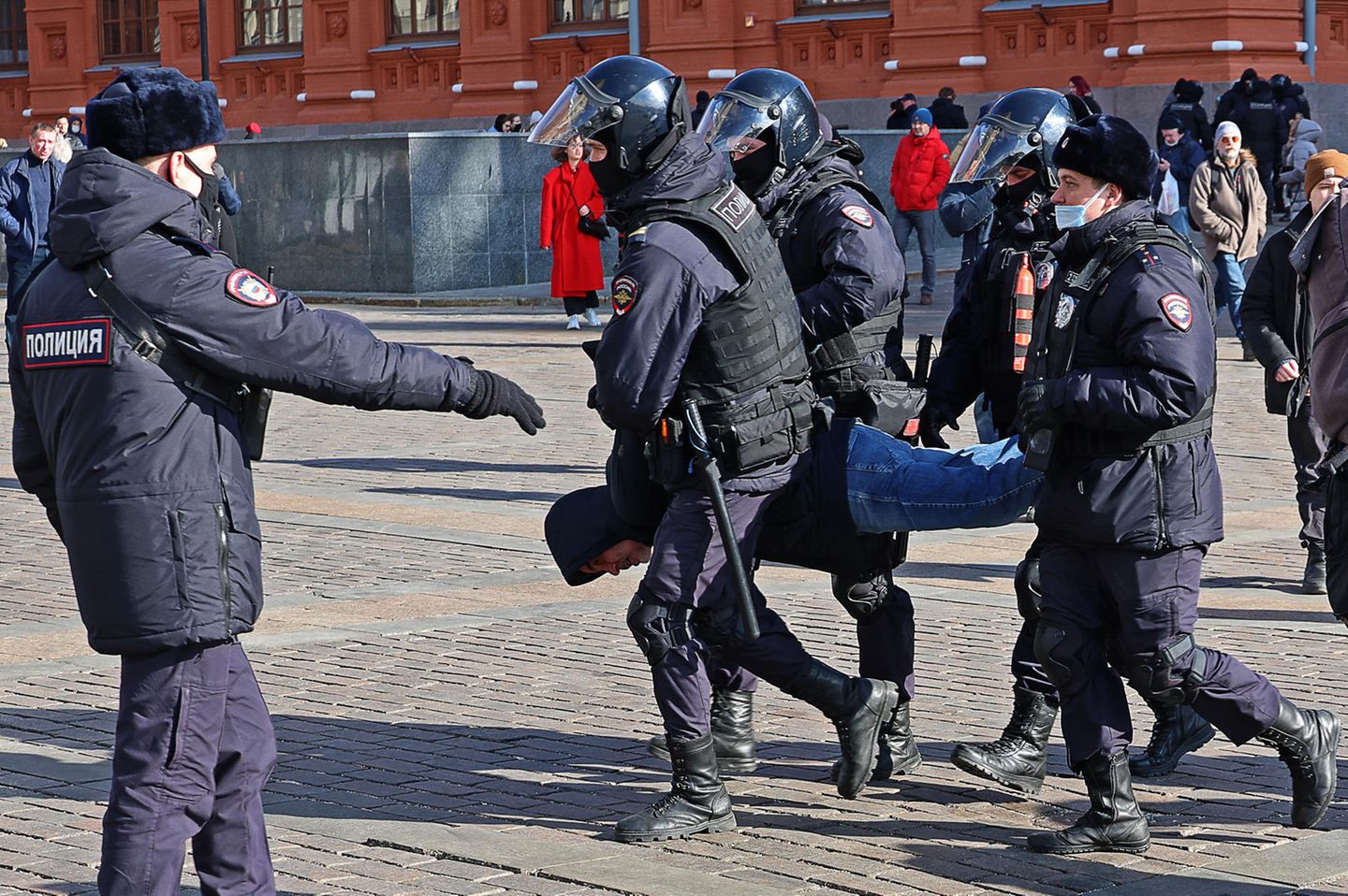 Polizisten mit Schutzhelmen und in schwerer Ausrüstung zerren einen Demonstranten aus der Menge. Eine Szene, die sich erneut in Dutzenden russischen Städten abgespielt hat. Bei den neuen Demonstrationen gegen den Krieg in der Ukraine sind in Russland nach Angaben von Bürgerrechtlern landesweit mehr als 800 Menschen festgenommen worden. Insgesamt seien am Sonntag Demonstranten in mehr als 35 russischen Städten auf die Straßen gegangen, teilte die Organisation Owd-Info am Abend mit. 