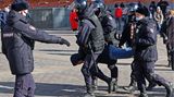 Polizisten mit Schutzhelmen und in schwerer Ausrüstung zerren einen Demonstranten aus der Menge. Eine Szene, die sich erneut in Dutzenden russischen Städten abgespielt hat. Bei den neuen Demonstrationen gegen den Krieg in der Ukraine sind in Russland nach Angaben von Bürgerrechtlern landesweit mehr als 800 Menschen festgenommen worden. Insgesamt seien am Sonntag Demonstranten in mehr als 35 russischen Städten auf die Straßen gegangen, teilte die Organisation Owd-Info am Abend mit. 