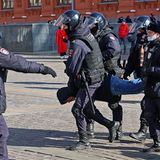 Polizisten mit Schutzhelmen und in schwerer Ausrüstung zerren einen Demonstranten aus der Menge. Eine Szene, die sich erneut in Dutzenden russischen Städten abgespielt hat. Bei den neuen Demonstrationen gegen den Krieg in der Ukraine sind in Russland nach Angaben von Bürgerrechtlern landesweit mehr als 800 Menschen festgenommen worden. Insgesamt seien am Sonntag Demonstranten in mehr als 35 russischen Städten auf die Straßen gegangen, teilte die Organisation Owd-Info am Abend mit. 
