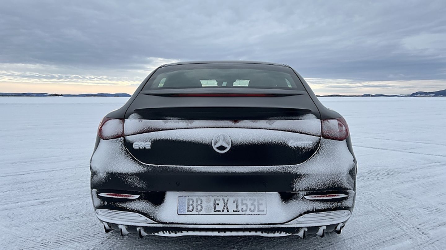 Winter testing Mercedes EQE 500 4matic: cross driver Winter testing Mercedes EQE 500 4matic: cross driver