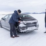 Christoph Starzynski, Leiter der elektrischen Antriebe erklärt die Details des Mercedes EQE