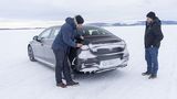 Christoph Starzynski, Leiter der elektrischen Antriebe erklärt die Details des Mercedes EQE