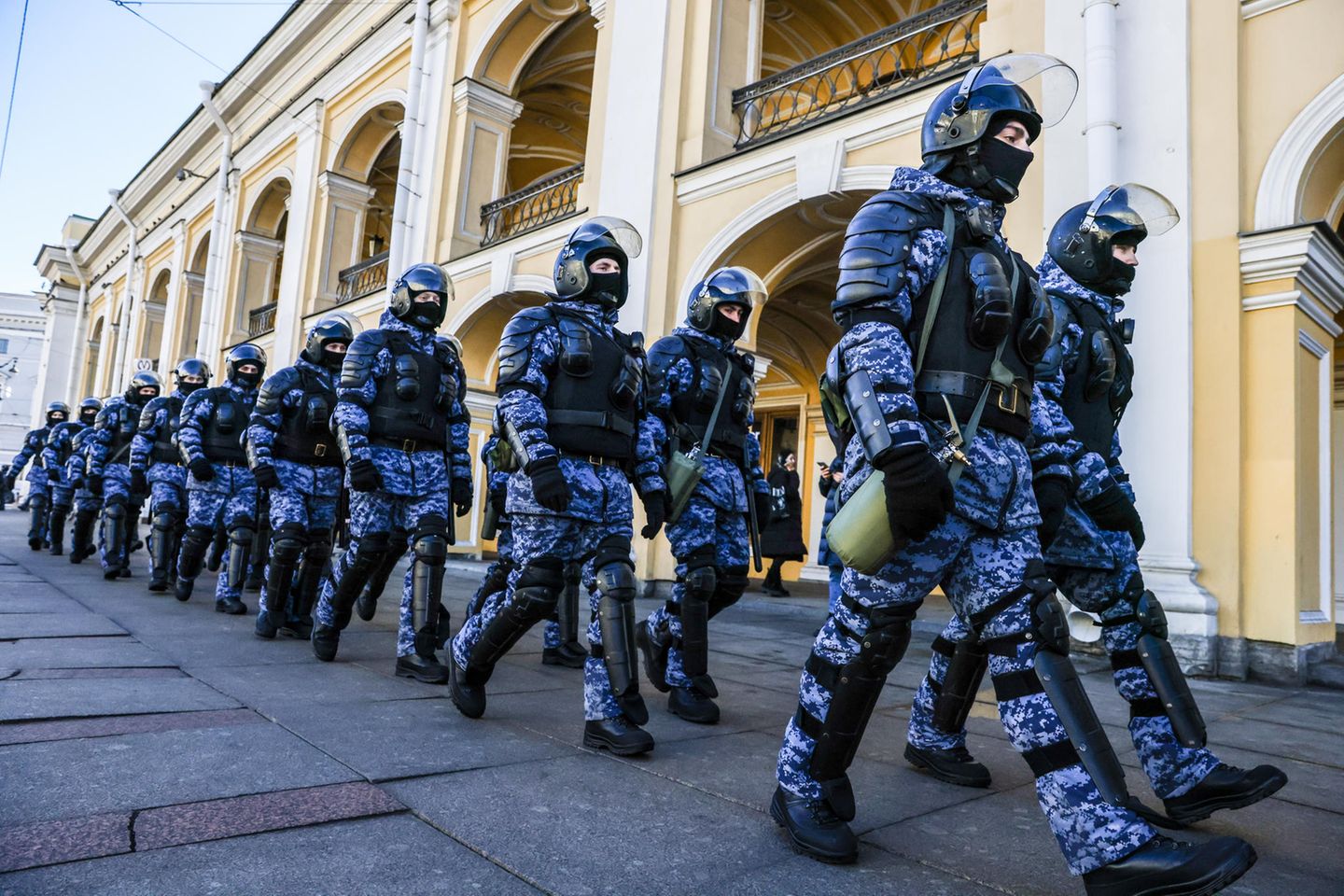 Während Putin die Ukraine mit einem Krieg überzieht,  führt er in der Heimat einen Krieg gegen die russischen Bürger. Um jeglichen Protest im Keim zu ersticken lässt er on jeder Großstadt seine Sicherheitskräfte aufmarschieren – wie hier in Sankt Petersburg.  
