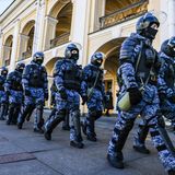 Während Putin die Ukraine mit einem Krieg überzieht,  führt er in der Heimat einen Krieg gegen die russischen Bürger. Um jeglichen Protest im Keim zu ersticken lässt er on jeder Großstadt seine Sicherheitskräfte aufmarschieren – wie hier in Sankt Petersburg.  