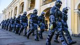 Während Putin die Ukraine mit einem Krieg überzieht,  führt er in der Heimat einen Krieg gegen die russischen Bürger. Um jeglichen Protest im Keim zu ersticken lässt er on jeder Großstadt seine Sicherheitskräfte aufmarschieren – wie hier in Sankt Petersburg.  