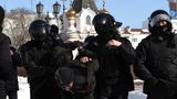 Auch in Jekaterinburg fanden Demonstrationen statt. Auch hier gab es Festnahmen. Die russische Stadt östlich des Uralgebirges ist bekannt für ihre mit goldenen Kuppeln versehene "Kirche auf dem Blut", die 2003 am Standort der Hinrichtung der Zarenfamilie Romanow im Jahre 1918 erbaut wurde. 