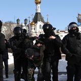Auch in Jekaterinburg fanden Demonstrationen statt. Auch hier gab es Festnahmen. Die russische Stadt östlich des Uralgebirges ist bekannt für ihre mit goldenen Kuppeln versehene "Kirche auf dem Blut", die 2003 am Standort der Hinrichtung der Zarenfamilie Romanow im Jahre 1918 erbaut wurde. 