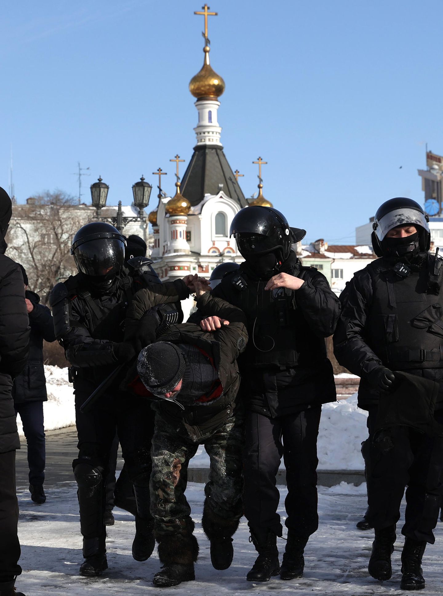 Auch in Jekaterinburg fanden Demonstrationen statt. Auch hier gab es Festnahmen. Die russische Stadt östlich des Uralgebirges ist bekannt für ihre mit goldenen Kuppeln versehene "Kirche auf dem Blut", die 2003 am Standort der Hinrichtung der Zarenfamilie Romanow im Jahre 1918 erbaut wurde. 