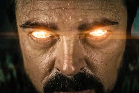Karl Urban mit leuchtenden Augen in einer "The Boys"-Szene.