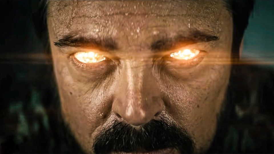 Karl Urban mit leuchtenden Augen in einer "The Boys"-Szene.