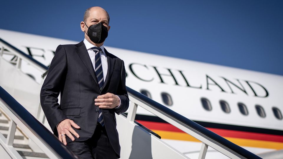 Bundeskanzler Olaf Scholz (SPD) steigt aus dem Flugzeug