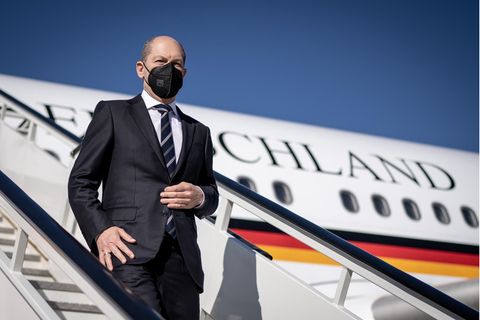 Bundeskanzler Olaf Scholz (SPD) steigt aus dem Flugzeug