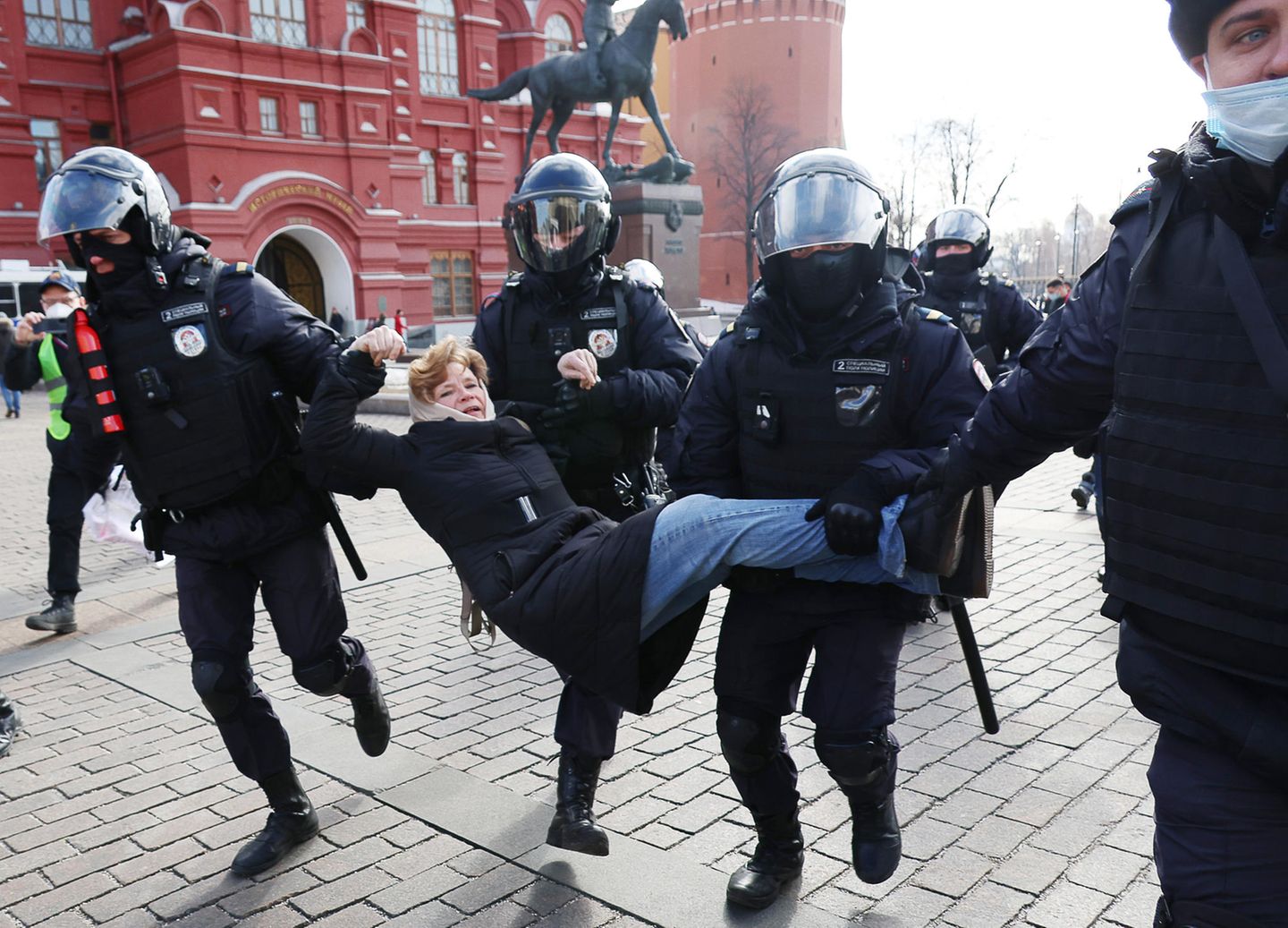 Das russische Innenministerium hatte von etwa 300 Festnahmen bei den nicht genehmigten Kundgebungen am vergangenen Sonntag allein in der Hauptstadt Moskau gesprochen. Aktionen gab es etwa auch in Wladiwostok im äußersten Osten Russlands und in Irkutsk am Baikalsee.
