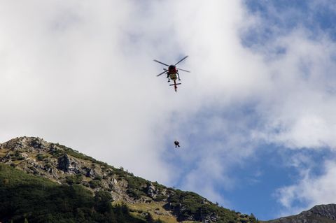 Bayern Bergunfälle Rettungshubschrauber über den bayerischen Alpen