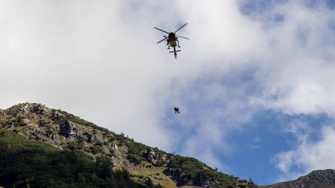 Rettungshubschrauber über den bayerischen Alpen