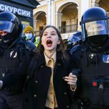 Auch hier kommt es nicht ohne Festnahmen aus. Eine junge Frau wehrt sich heftig, als sie von zwei vermummten Polizisten abgeführt wird. Wie mit den festgenommenen Demonstranten verfahren wird, zeigt eine Audioaufnahme, die in der vergangenen Woche veröffentlicht wurde. Der 26-jährigen Moskauerin Alexandra Kaluzhskikh war es gelungen, ihr eigenes Verhör aufzunehmen. Sie war am 6. März in Moskau festgenommen worden. Auf der Aufnahme ist zu hören, wie ihr die Polizisten offen mit körperliche Gewalt drohen, sie auf Übelste beschimpfen und beleidigen. "Ihr seid die Feindes des Volkes", sagt einer der Beamten über die Demonstranten. 