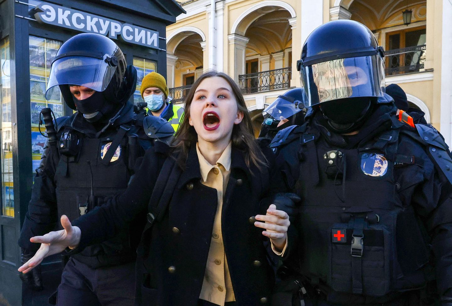 Auch hier kommt es nicht ohne Festnahmen aus. Eine junge Frau wehrt sich heftig, als sie von zwei vermummten Polizisten abgeführt wird. Wie mit den festgenommenen Demonstranten verfahren wird, zeigt eine Audioaufnahme, die in der vergangenen Woche veröffentlicht wurde. Der 26-jährigen Moskauerin Alexandra Kaluzhskikh war es gelungen, ihr eigenes Verhör aufzunehmen. Sie war am 6. März in Moskau festgenommen worden. Auf der Aufnahme ist zu hören, wie ihr die Polizisten offen mit körperliche Gewalt drohen, sie auf Übelste beschimpfen und beleidigen. "Ihr seid die Feindes des Volkes", sagt einer der Beamten über die Demonstranten. 
