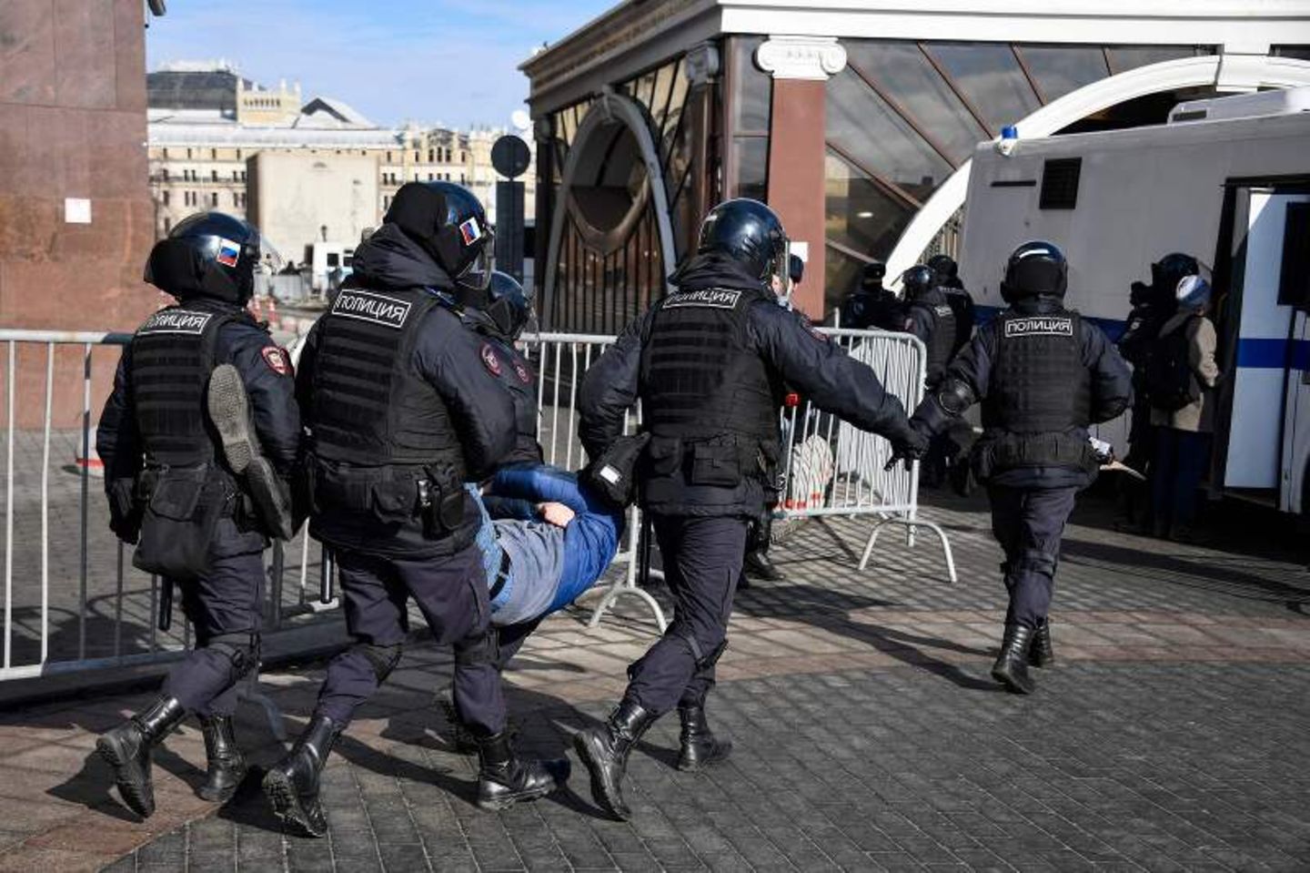 Vier Polizisten tragen einen festgenommenen Demonstranten zum Polizeibus. Insgesamt wurden den Angaben von Owd-Info zufolge seit Beginn des russischen Angriffs auf die Ukraine am 24. Februar mehr als 14.100 Menschen festgenommen.