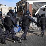 Vier Polizisten tragen einen festgenommenen Demonstranten zum Polizeibus. Insgesamt wurden den Angaben von Owd-Info zufolge seit Beginn des russischen Angriffs auf die Ukraine am 24. Februar mehr als 14.100 Menschen festgenommen.